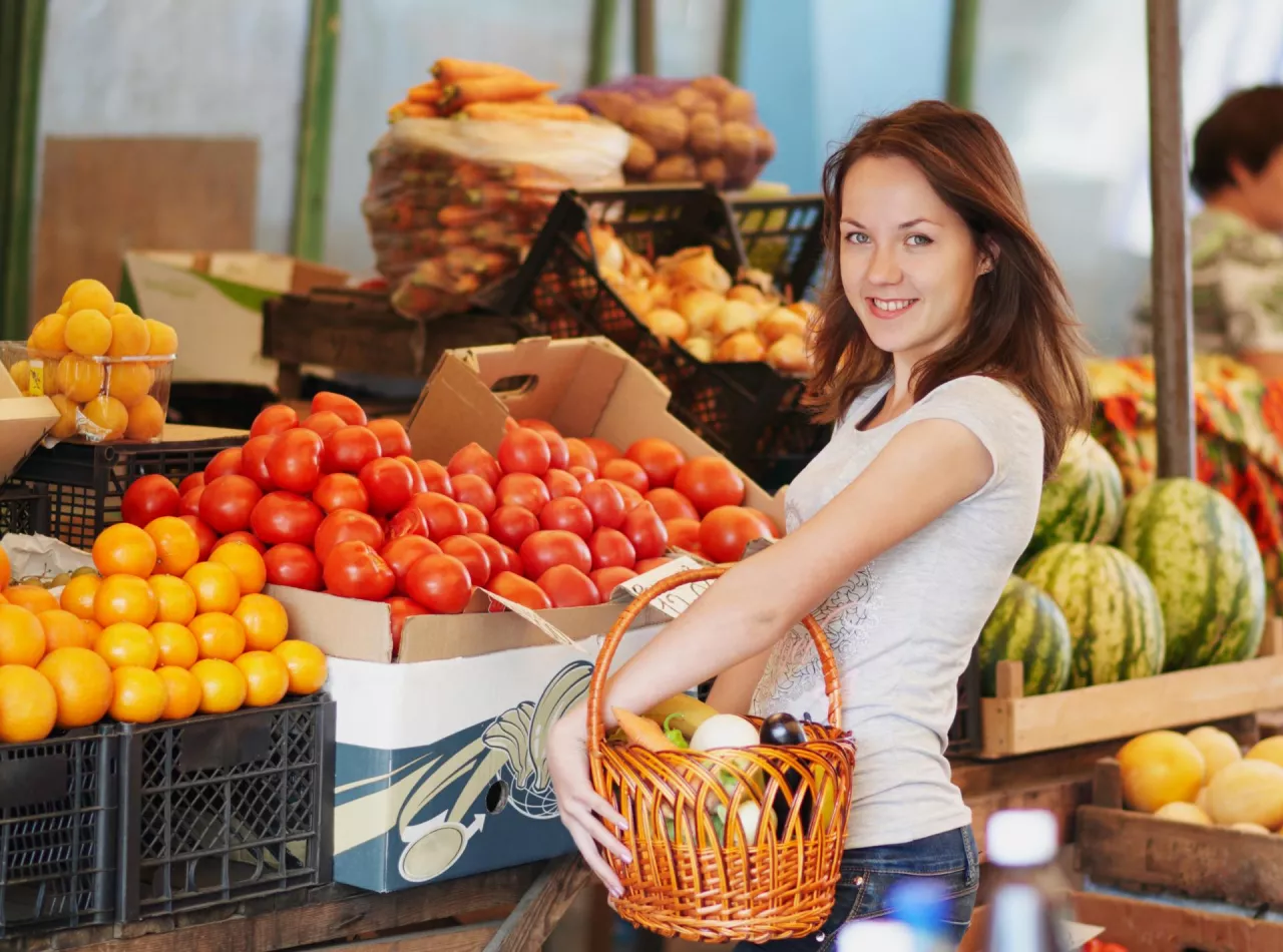 &lt;p&gt;Na bazarach i targowiskach Polacy najczęściej kupują artykuły świeże, w tym warzywa i owoce (fot. Shutterstock)&lt;/p&gt;