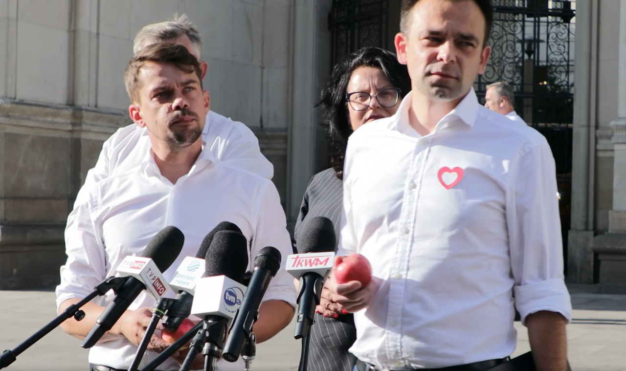 &lt;p&gt;Michał Kołodziejczak (z lewej) odpowiada na pytanie&lt;/p&gt;