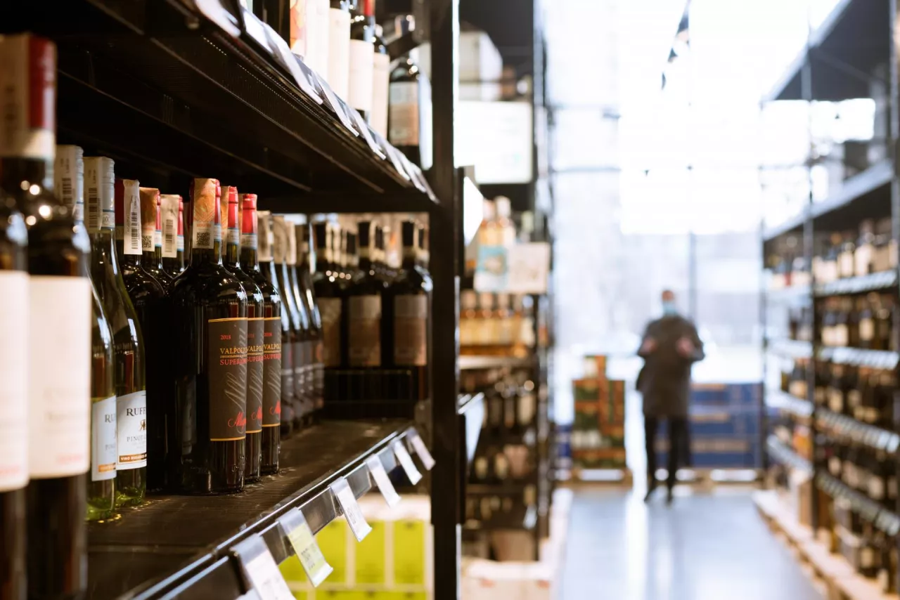 Większość Polaków niechętnie odnosi się do pomysłu wprowadzenia zakazu sprzedaży alkoholu na stacjach paliw (fot. Shutterstock)