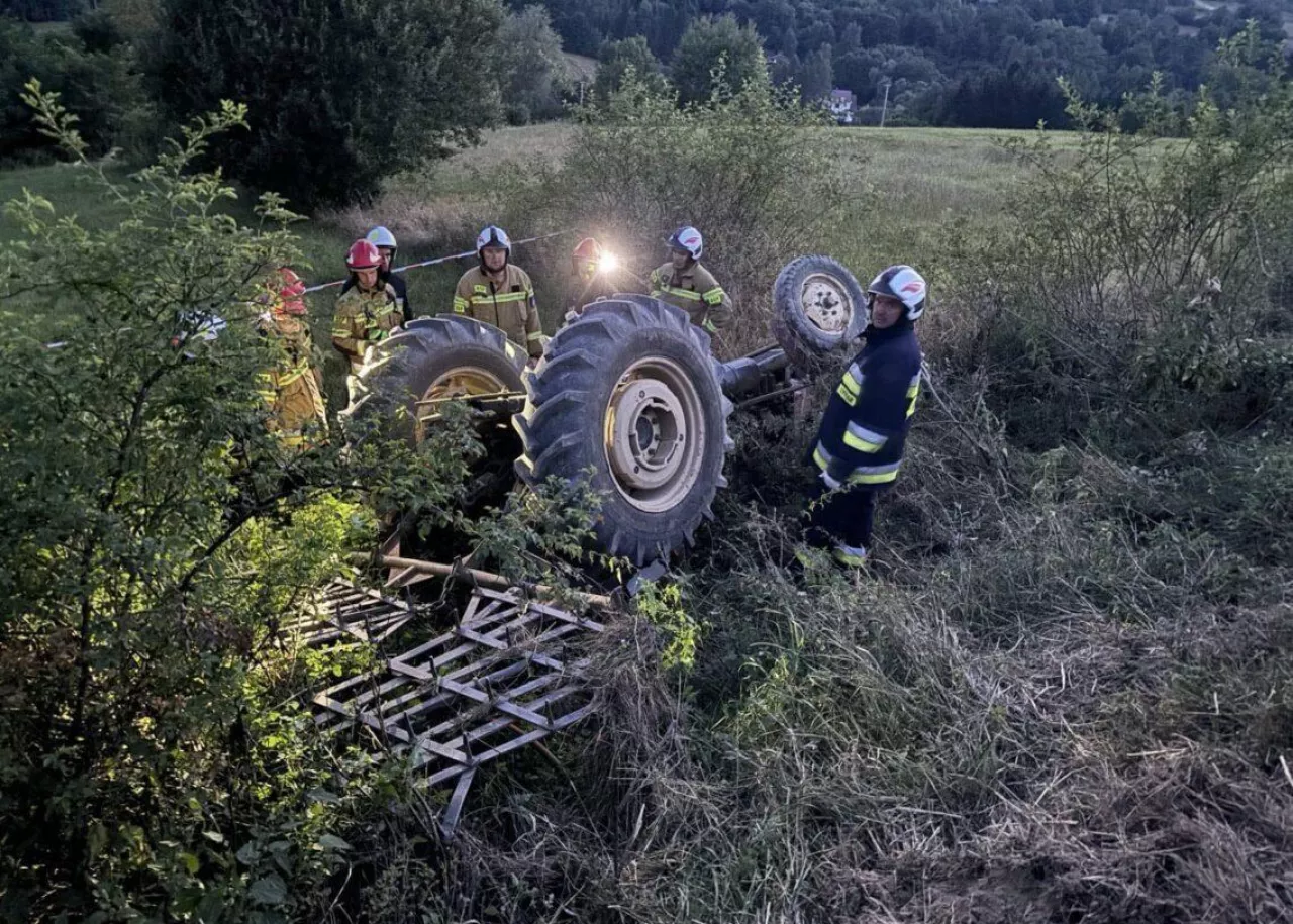 66-latek, kierujący ciągnikiem rolniczym, zginął na miejscu.