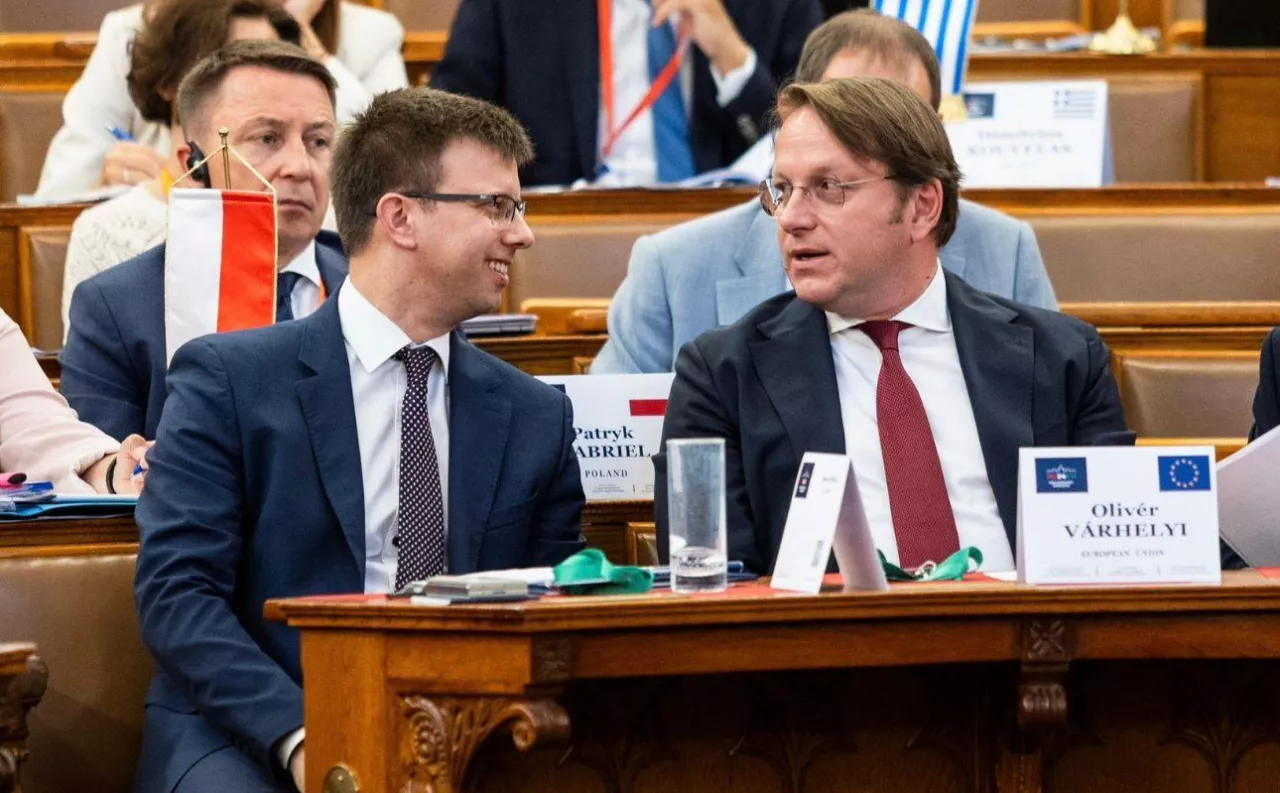 Oliver Varhelyi (po prawej stronie) został nominowanym na stanowisko komisarza UE ds. zdrowia i dobrostanu zwierząt. Po lewej stronie — Boka Janos, węgierski minister ds. europejskich.