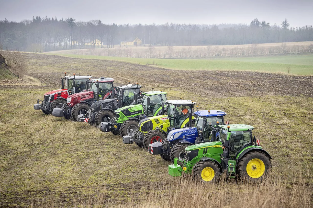 Test siedmiu ciągników o mocy 300 KM: Claas, Deutz-Fahr, John Deere, Massey Ferguson, McCormick, New Holland, Valtra.