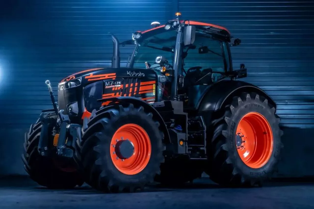 Kubota przygotowała 50 ciągników M7004 w specjalnej kolorystyce na 50-lecie marki w Europie.