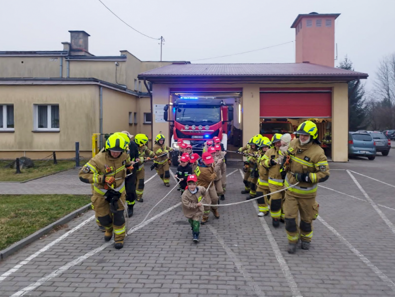 Wsparcie inicjatywy #Strażacydlakazika z zapałem dla chorego dziecka strażaka