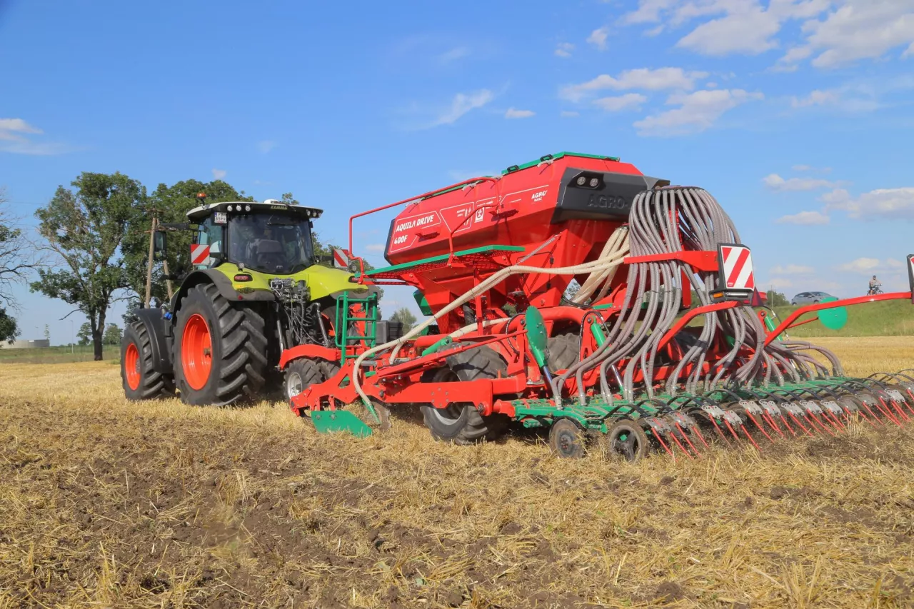 Podstawowym elementem roboczym w sekcji uprawowej siewnika Agro-Masz (1), Kuhn (3) oraz Unia (5) były talerze, natomiast w przypadku maszyny Agro-Tom (2) i Smela (4) solidne zęby do głębokiego spulchnienia. To wpłynęło na zapotrzebowanie mocy i przygotowanie gleby do siewu.
