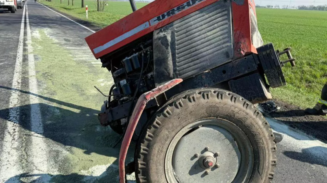 Pół ciągnika po zderzeniu z autem osobowym