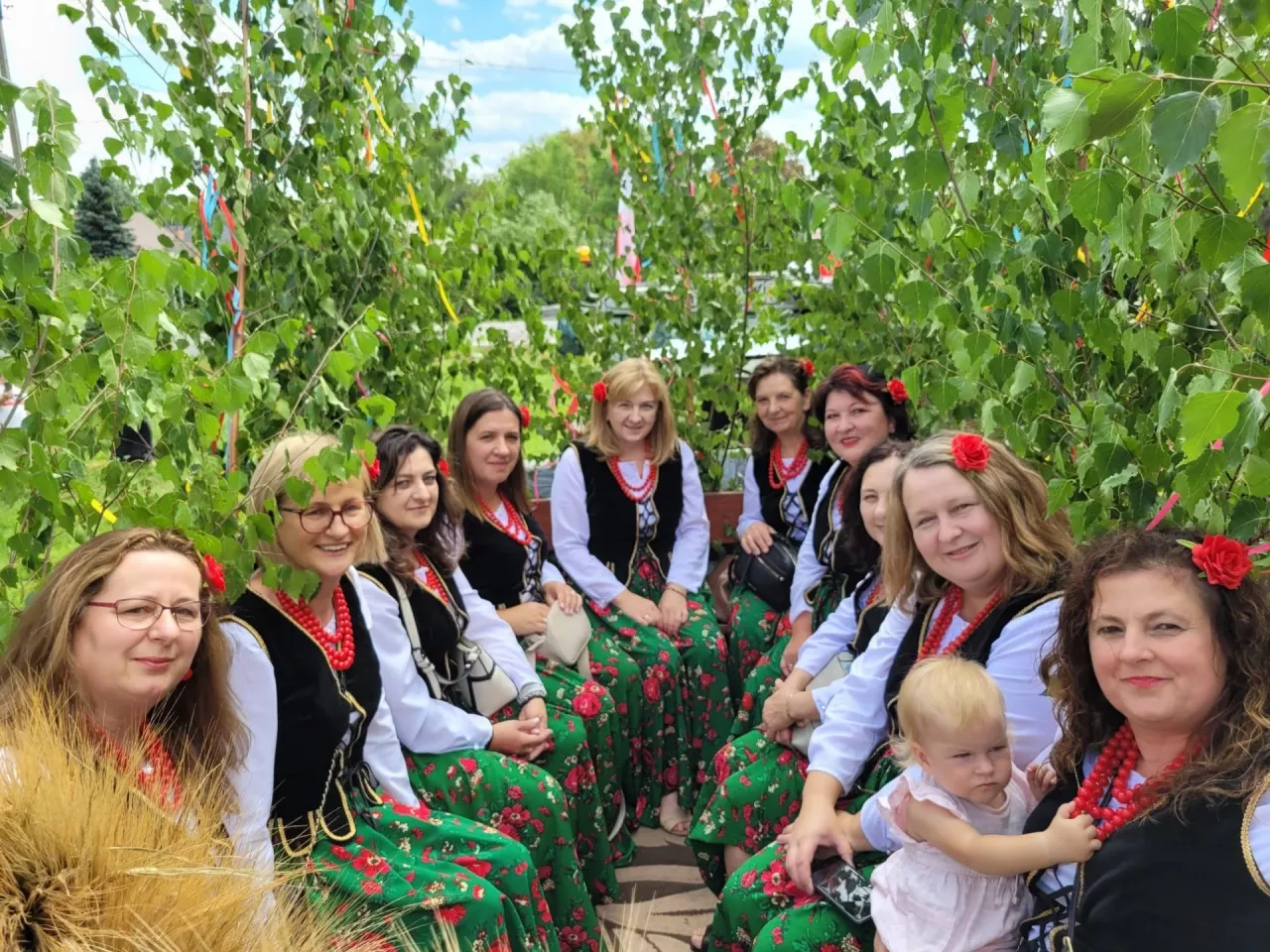 Członkinie koła w drodze na zeszłoroczne dożynki. Są w strojach wyjściowych, które zakładają też na Wielkanoc, Boże Ciało, odpust parafialny