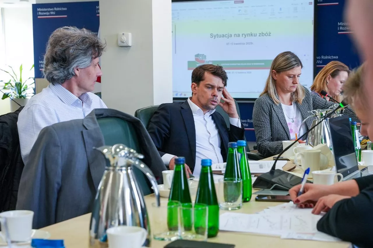 - Prace polowe oraz obawy o brak opadów powodują, że wielu rolników niechętnie sprzedaje ziarno, przewidując niższe zbiory w nadchodzącym sezonie – podaje resort rolnictwa.
