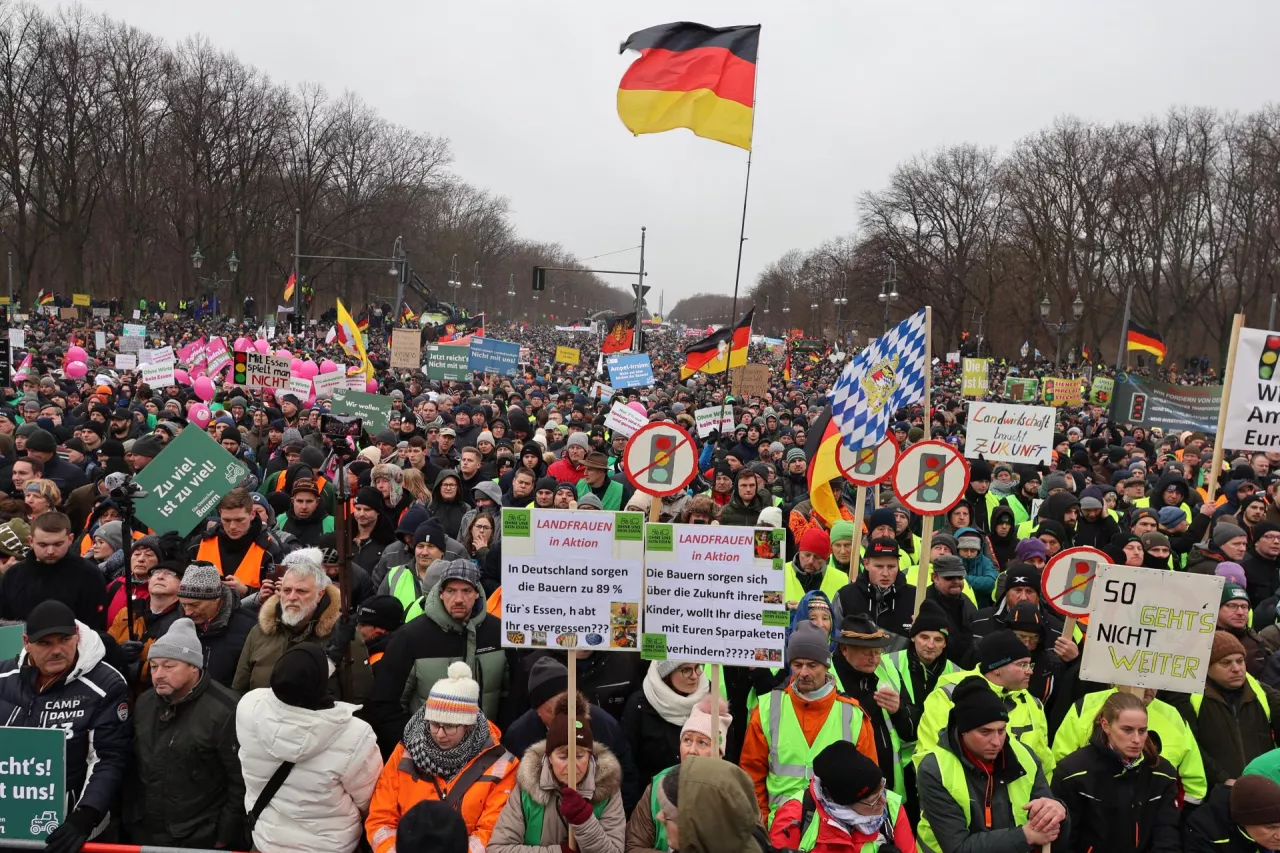 Tysiące rolników demonstruje w centrum Berlina przeciwko cięciom dopłat, unijnej biurokracji i liberalizacji handlu. Protest zorganizowany przez niemieckie organizacje rolnicze przyciągnął tłumy z całego kraju.