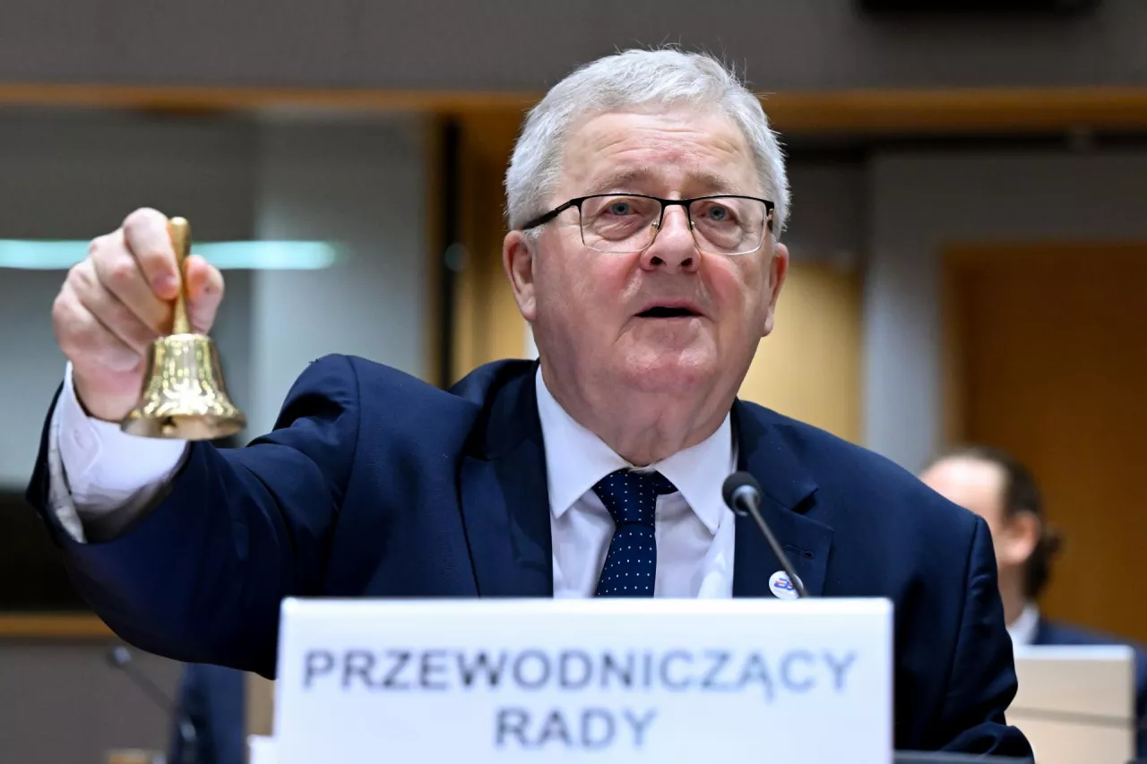 Czesław Siekierski jako przewodniczący Rady UE ds. Rolnictwa i Rybołówstwa (AGRIFISH) podczas jednego z posiedzeń w Brukseli w trakcie polskiej prezydencji w Radzie UE w I połowie 2025 roku. W ręku trzyma dzwonek obrad.