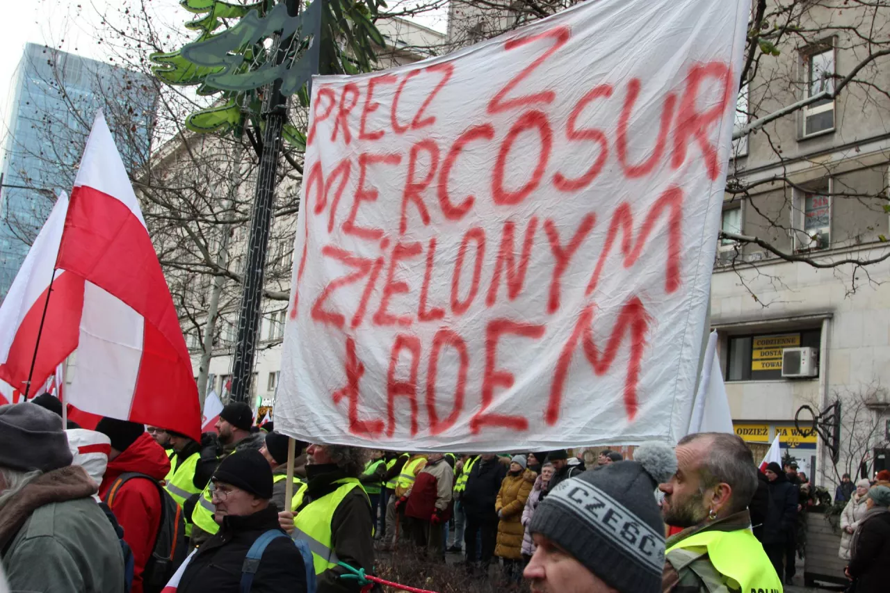 Zdjęcie przedstawia demonstrację rolników w Warszawie protestujących przeciwko umowie UE-Mercosur