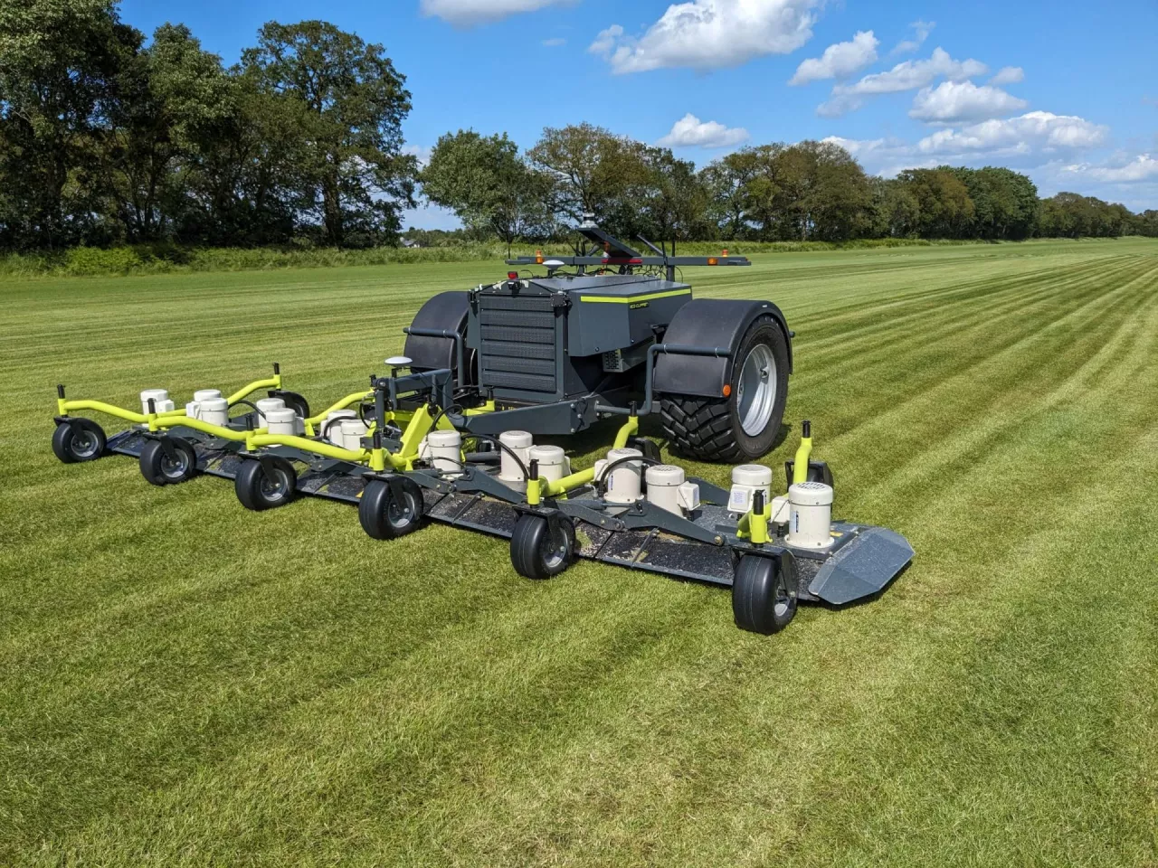 W ramach projektu AgriRobot zaprezentował swój nowy prototyp – Eco-Clipper AM 5. To w pełni elektryczna, autonomiczna kosiarka, która ma znaleźć zastosowanie m.in. w pielęgnacji trawników i koszeniu terenów zielonych.