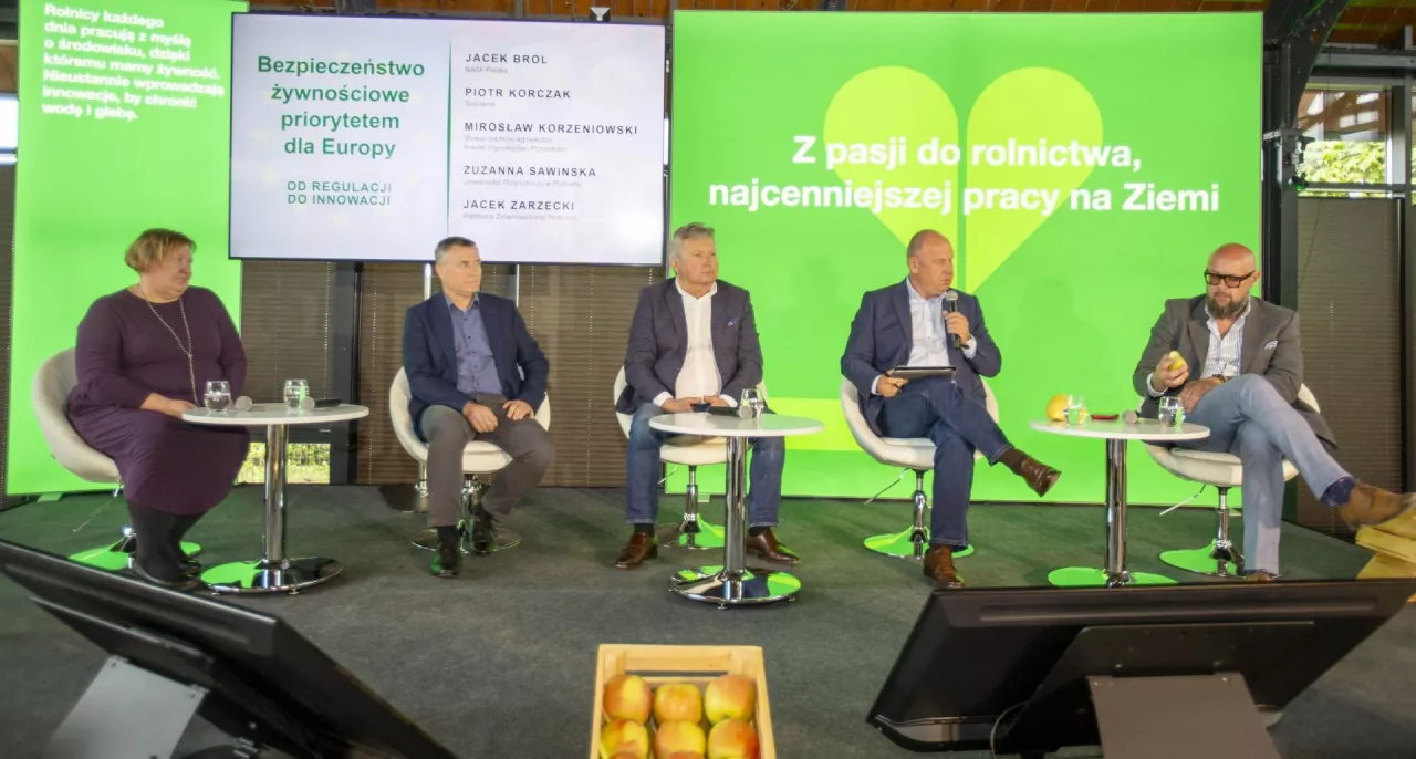 W debacie ”Innowacje w łańcuchu żywnościowym – od pola do stołu” udział wzięli (od lewej): dr hab. prof. UPP Zuzanna Sawinska, Piotr Korczak, Jacek Brol, Mirosław Korzeniowski, Jacek Zarzecki.