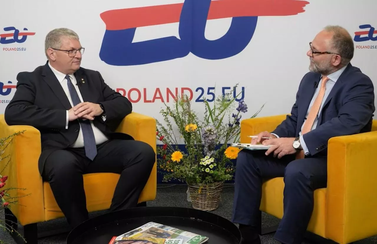 Karol Bujoczek, dyrektor wydawniczy AgroHorti Media rozmawia z wicemarszałkiem Województwa Wielkopolskiego Krzysztofem Grabowskim podczas Europejskiego Kongresu Odnowy i Rozwoju Wsi 2025