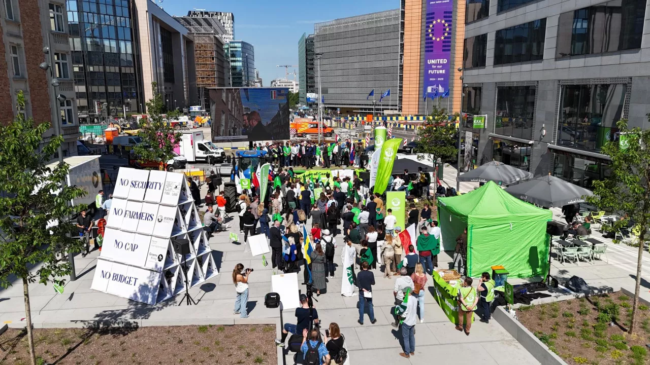 Protest rolników w Brukseli pod budynkiem Komisji Europejskiej.