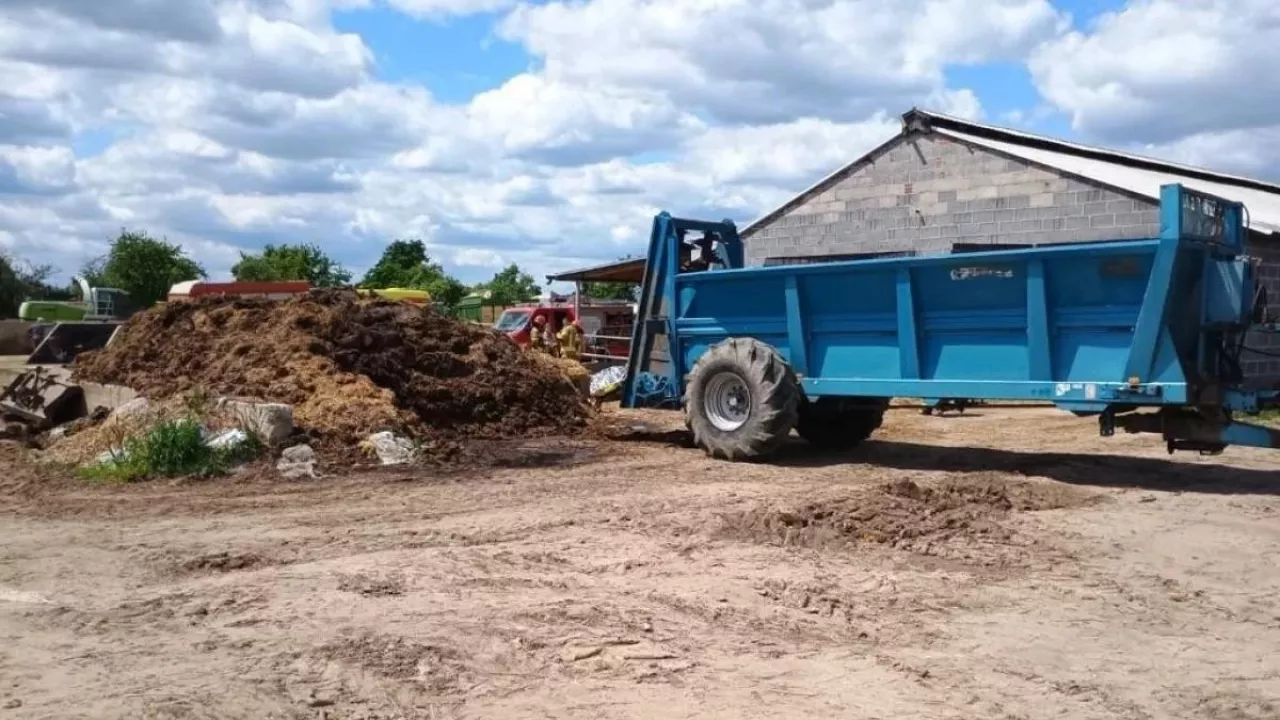 Rolnik zginął, wciągnięty przez rozrzutnik obornika.