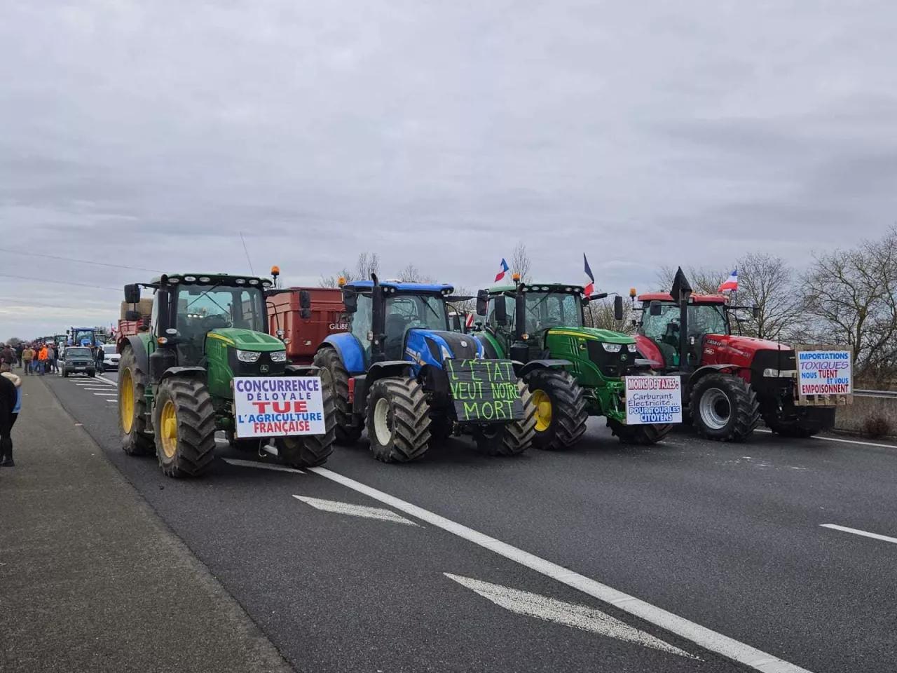 Protest francuskich rolników z organizacji Coordination Rurale w związku z liberalizacją handlu i importem produktów rolnych z krajów spoza UE. Hasła na traktorach wskazują na obawy dotyczące ”toksycznego importu” i nieuczciwej konkurencji, które mogą być skutkiem planowanej umowy UE–Mercosur.