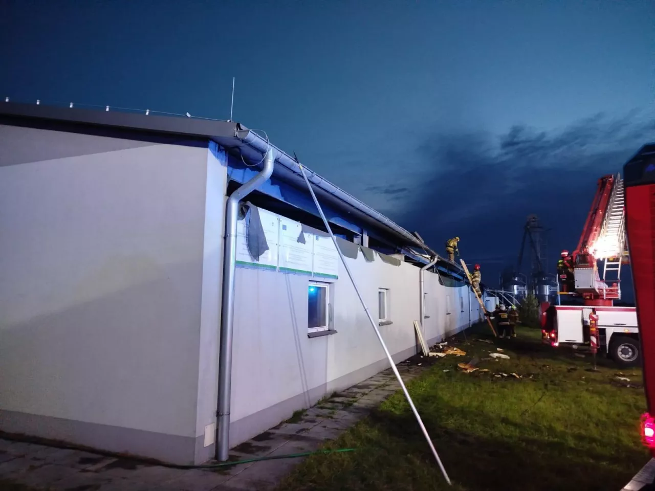 Strażacy gaszą palącą się chlewnię, a której znajdują się zwierzęta