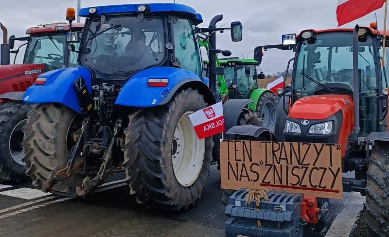 Ciągniki rolnicze podczas protestu przeciwko tranzytowi produktów rolnych z Ukrainy. Na tablicy hasło: „Ten tranzyt nas zniszczy”. Rolnicy sprzeciwiają się skutkom liberalizacji handlu i apelują o kontyngenty taryfowe.