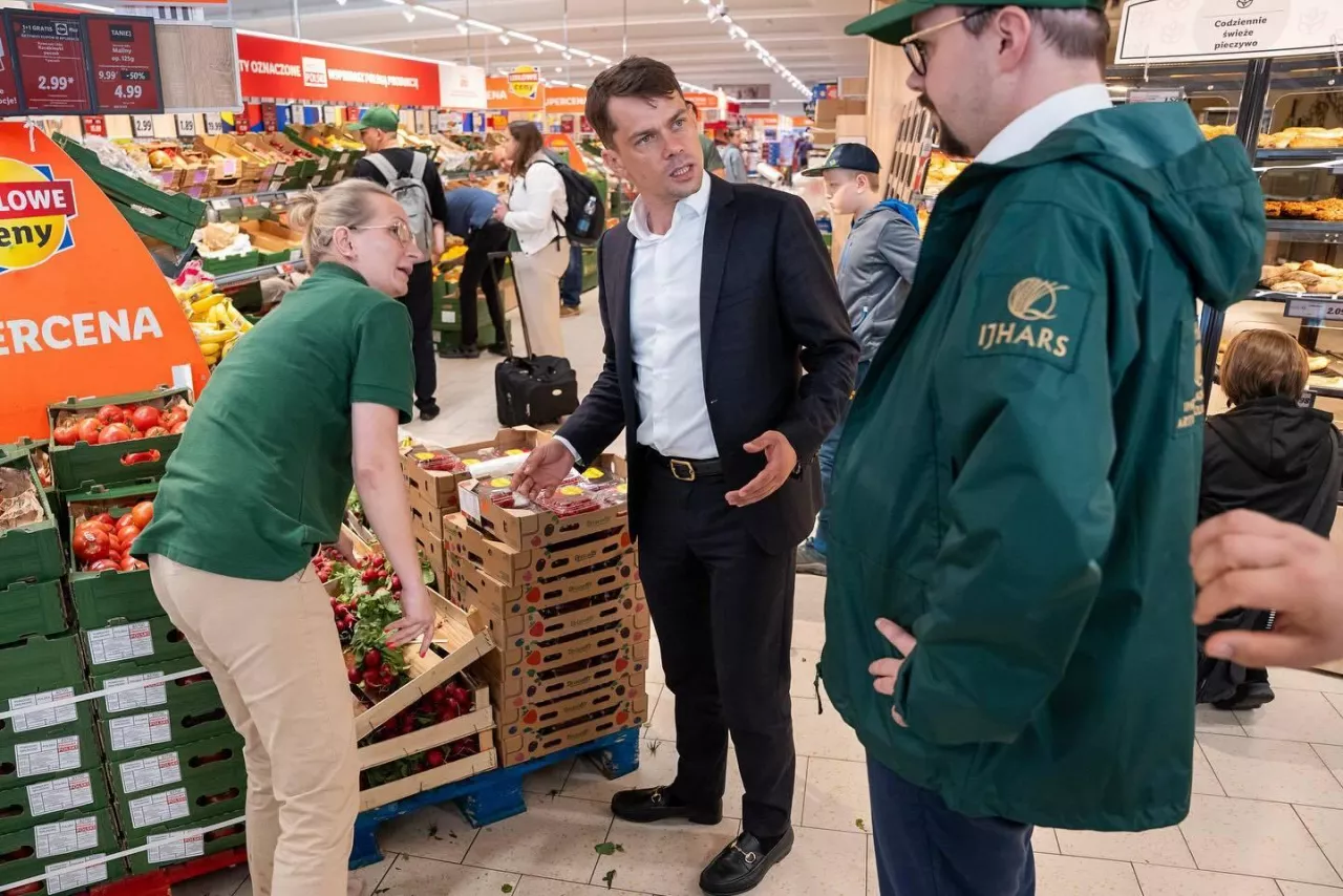 Rolnik sprzedaje za bezcen, a konsument płaci krocie. To nie przypadek. Kołodziejczak chce to zmienić - pytanie, co w tej sprawie zrobił?