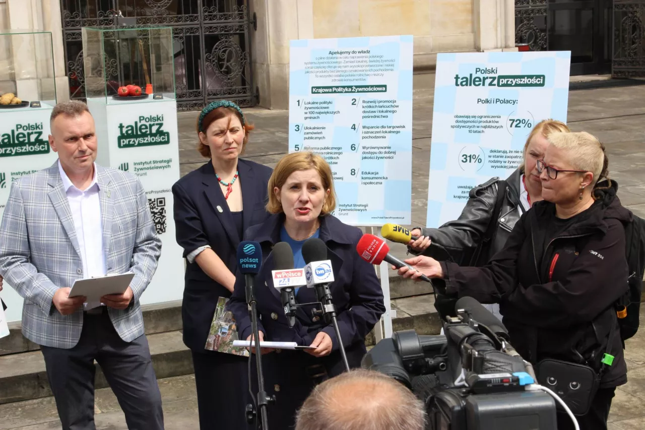 11 czerwca przed gmachem ministerstwa rolnictwa zorganizowano konferencję prasową. Zaapelowano o pilne wdrożenie Krajowej Polityki Żywnościowej