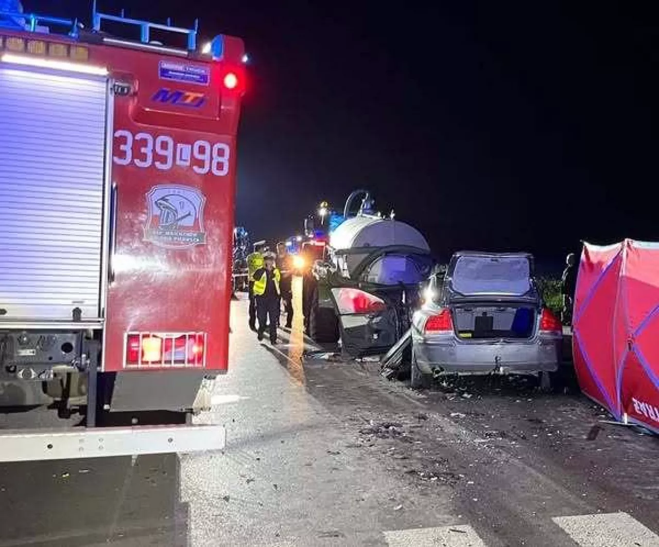 Auto wbiło się w tył beczki, który wyjechała z pola na drogę