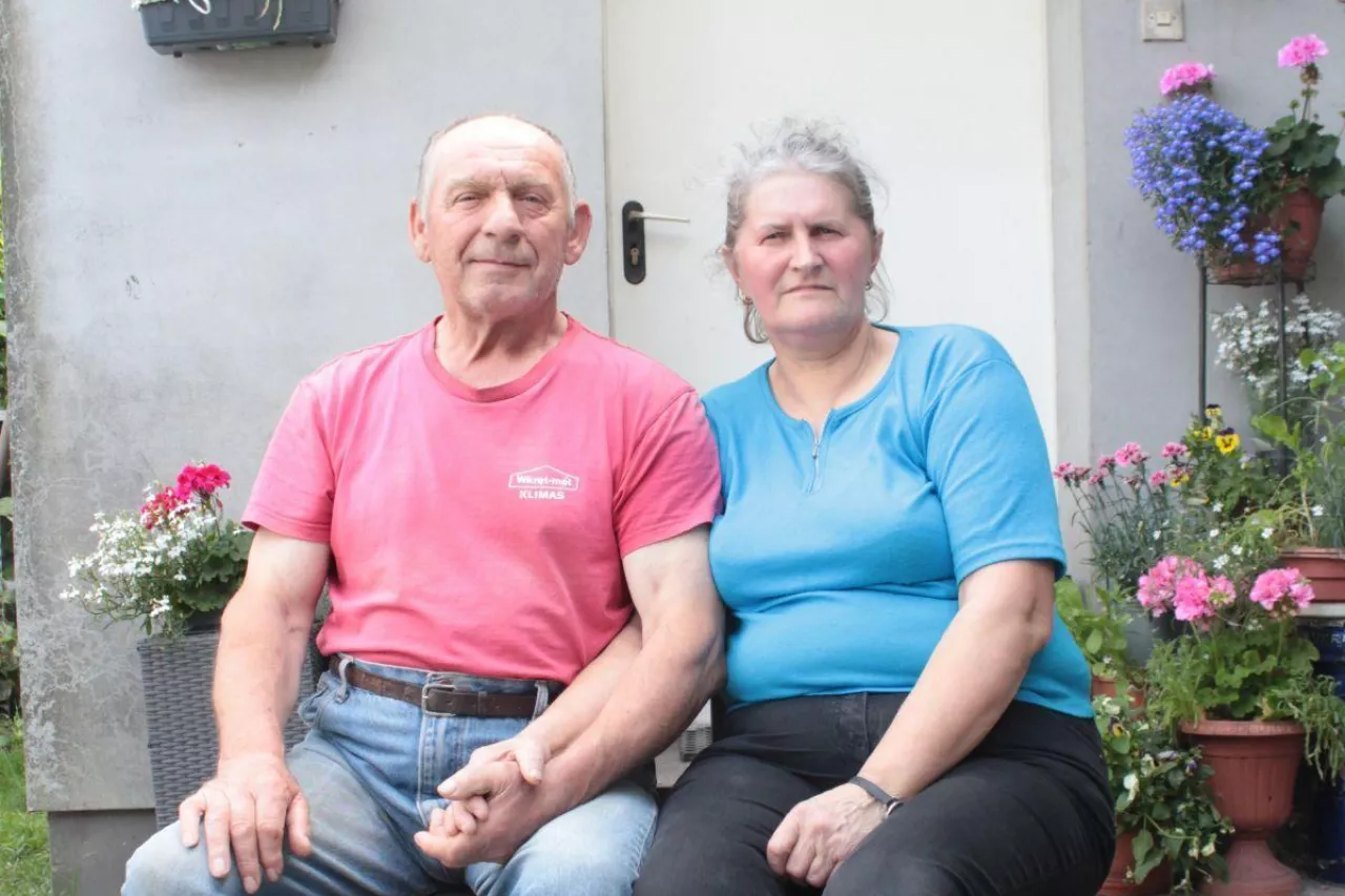 Zdzisław i Anna Kutznerowie przed gankiem domu w Ochodzy. Gospodyni lubi mieć dookoła kwiaty, więc podwórko zdobią m.in. pelargonie