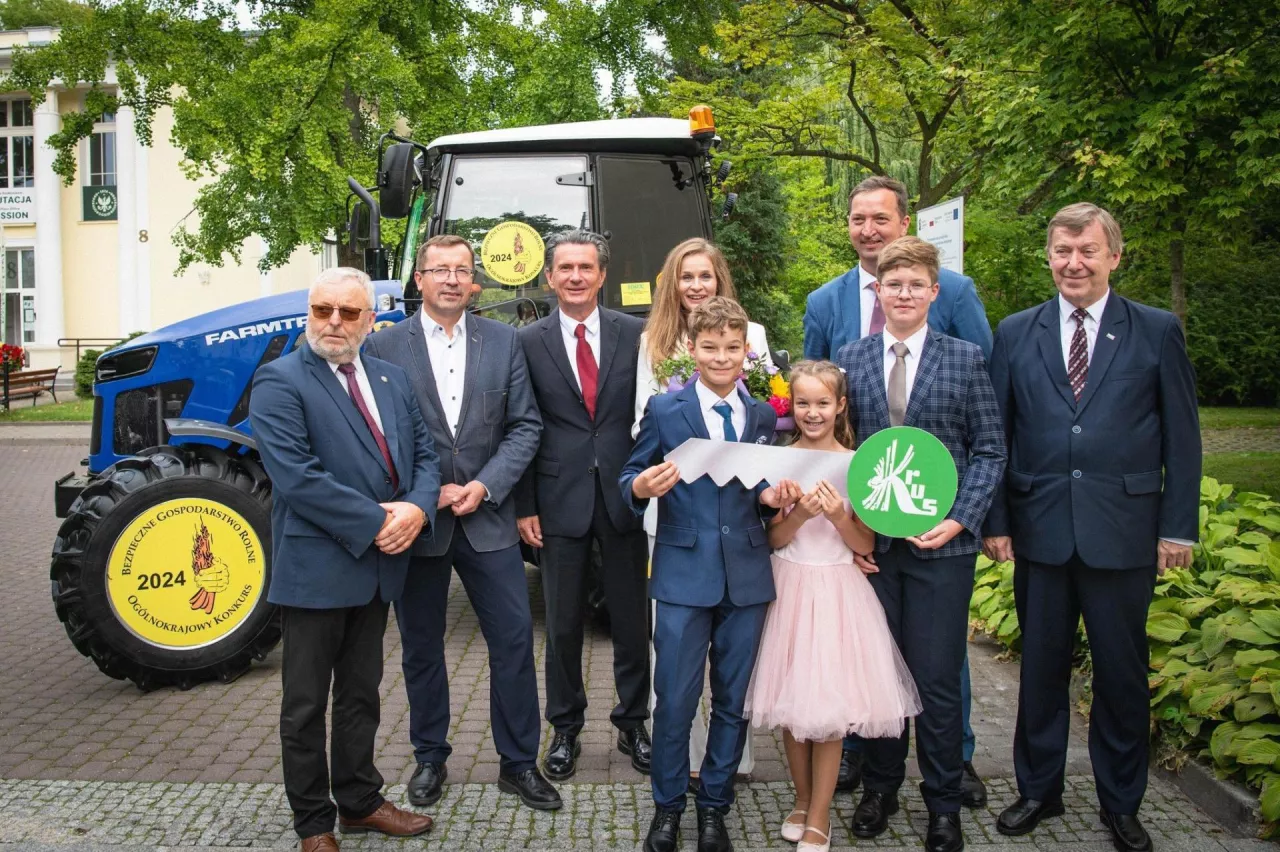 W tamtym roku Konkurs Bezpieczne Gospodarstwo Rolne wygrali Państwo Ewelina i Piotr Gręźlikowscy z Dobrzejewic. Otrzymali ciągnik.
