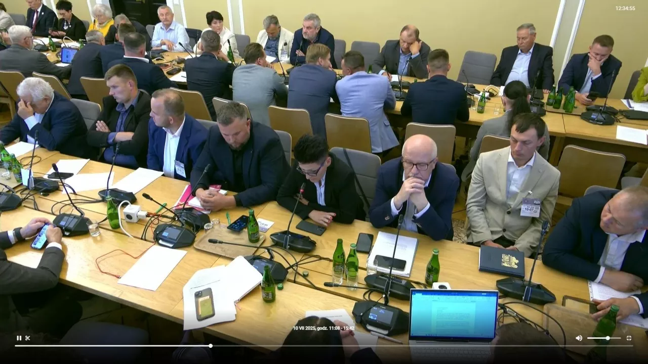Posiedzenie Komisji Rolnictwa i Rozwoju Wsi Sejmu RP z 10 lipca 2025 r., podczas którego odbyło się pierwsze czytanie czterech projektów uchwał sprzeciwiających się umowie handlowej UE z państwami Mercosur. Komisja przyjęła projekt uchwały (druk nr 980), w którym Sejm wyraża sprzeciw wobec przyjęcia tej umowy w obecnym kształcie, podkreślając brak gwarancji jakości i bezpieczeństwa żywności.