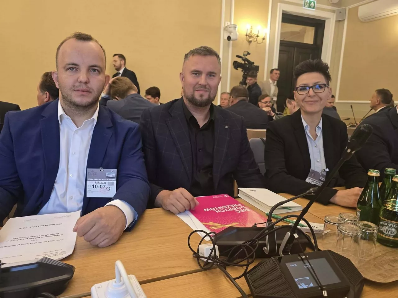 Przedstawiciele organizacji rolniczych oraz posłowie podczas posiedzenia sejmowej Komisji Rolnictwa i Rozwoju Wsi, na którym dyskutowano o skutkach umów handlowych UE z Ukrainą i krajami Mercosur. Spotkanie zakończyło się przyjęciem projektu uchwały sprzeciwiającej się ratyfikacji umowy Mercosur bez zgody państw członkowskich.
