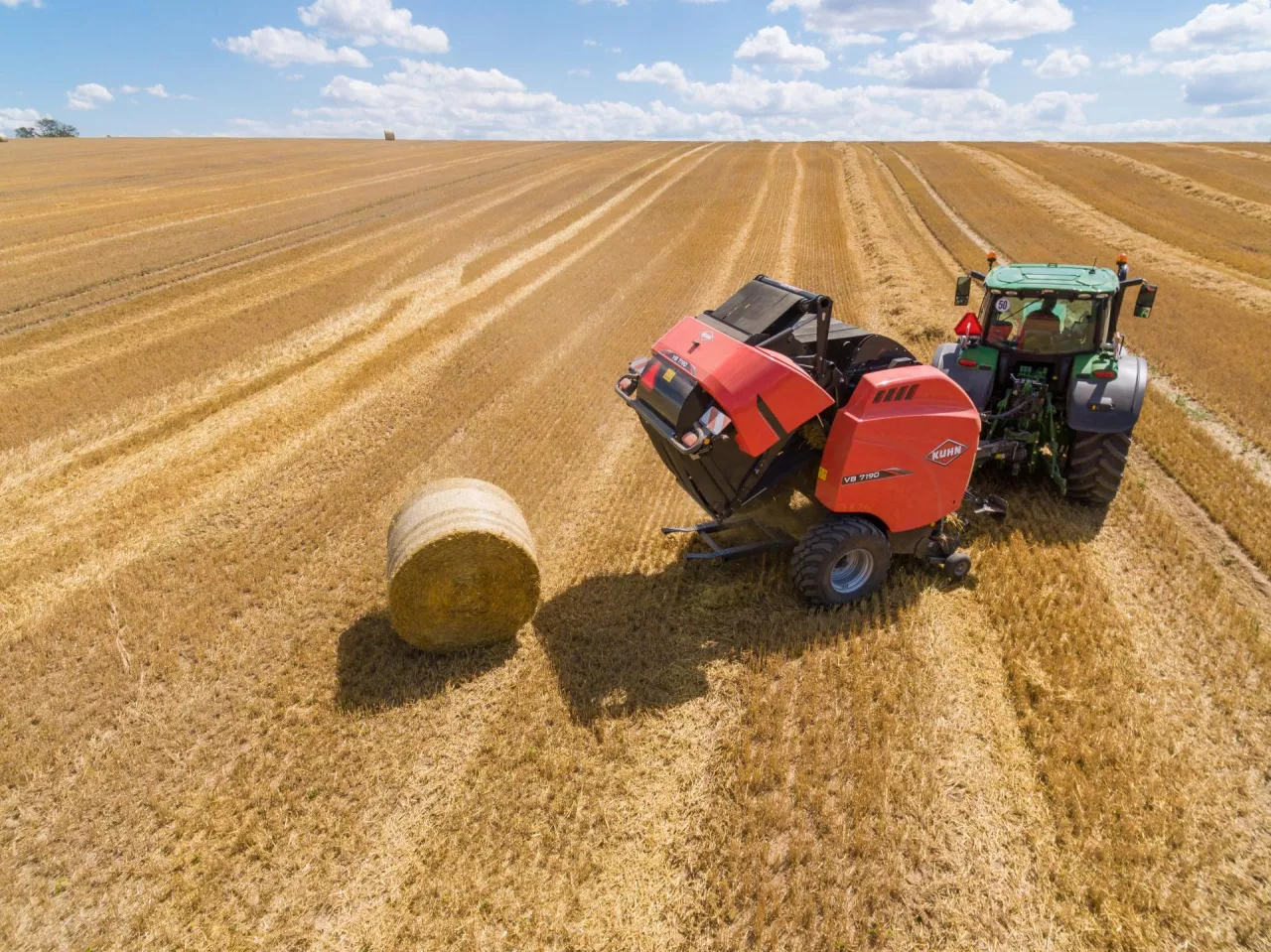 Nowy system Baler Automation dzięki obsłudze funkcji TIM optymalizuje prasowanie słomy prasami rolującymi Kuhn VB7100.