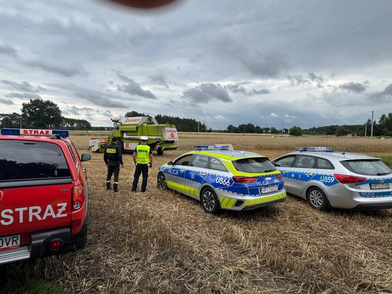 Strażacy i policjanci coraz częściej odwiedzają rolników na polach podczas żniw.