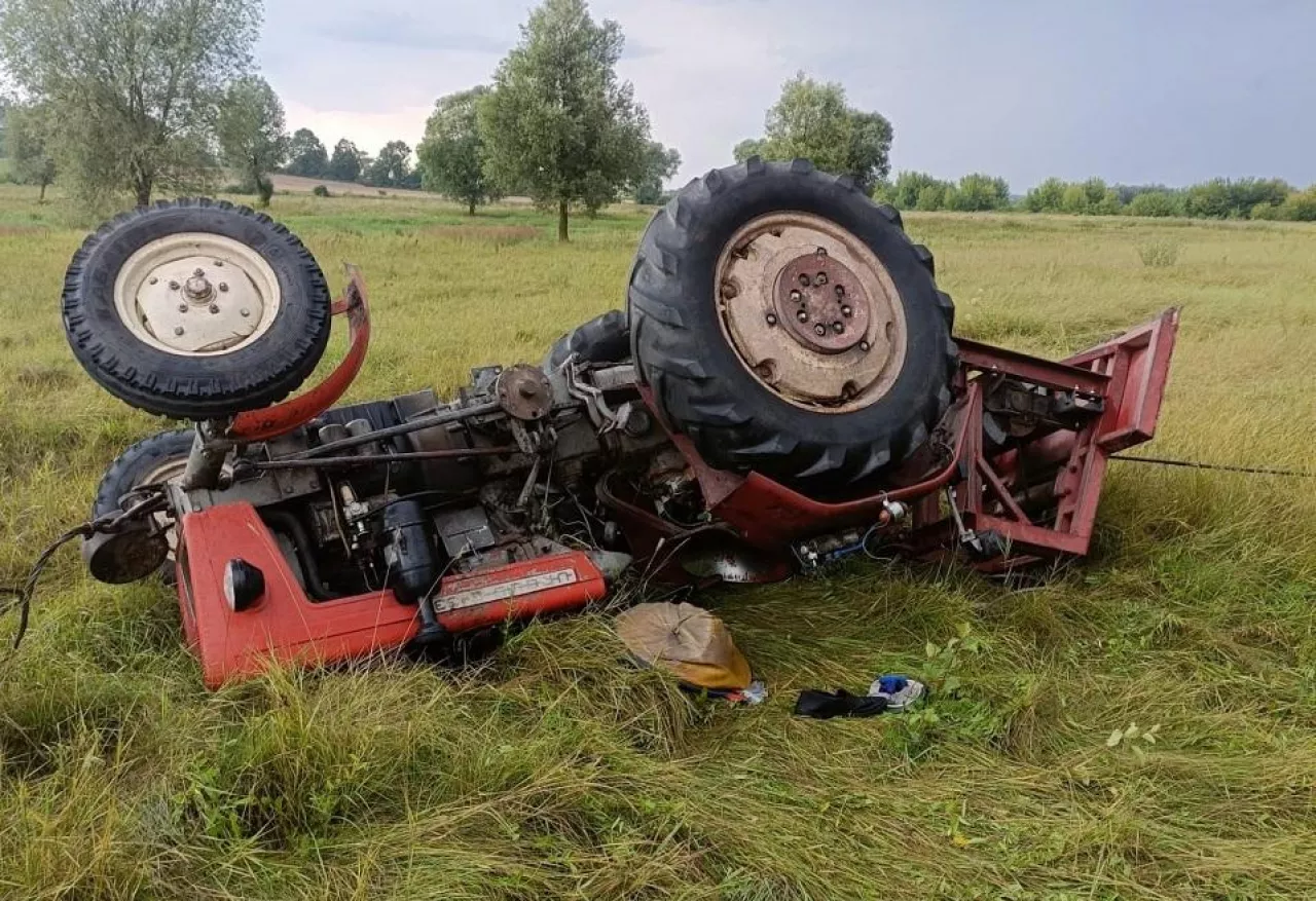 Ursus z 83-latkiem za kierownicą dachował