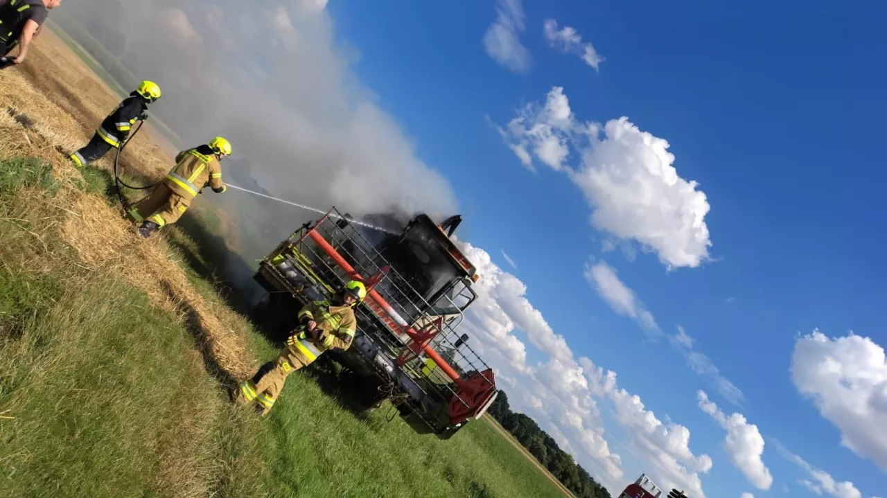 Ogień pojawił się w przedniej części kombajnu