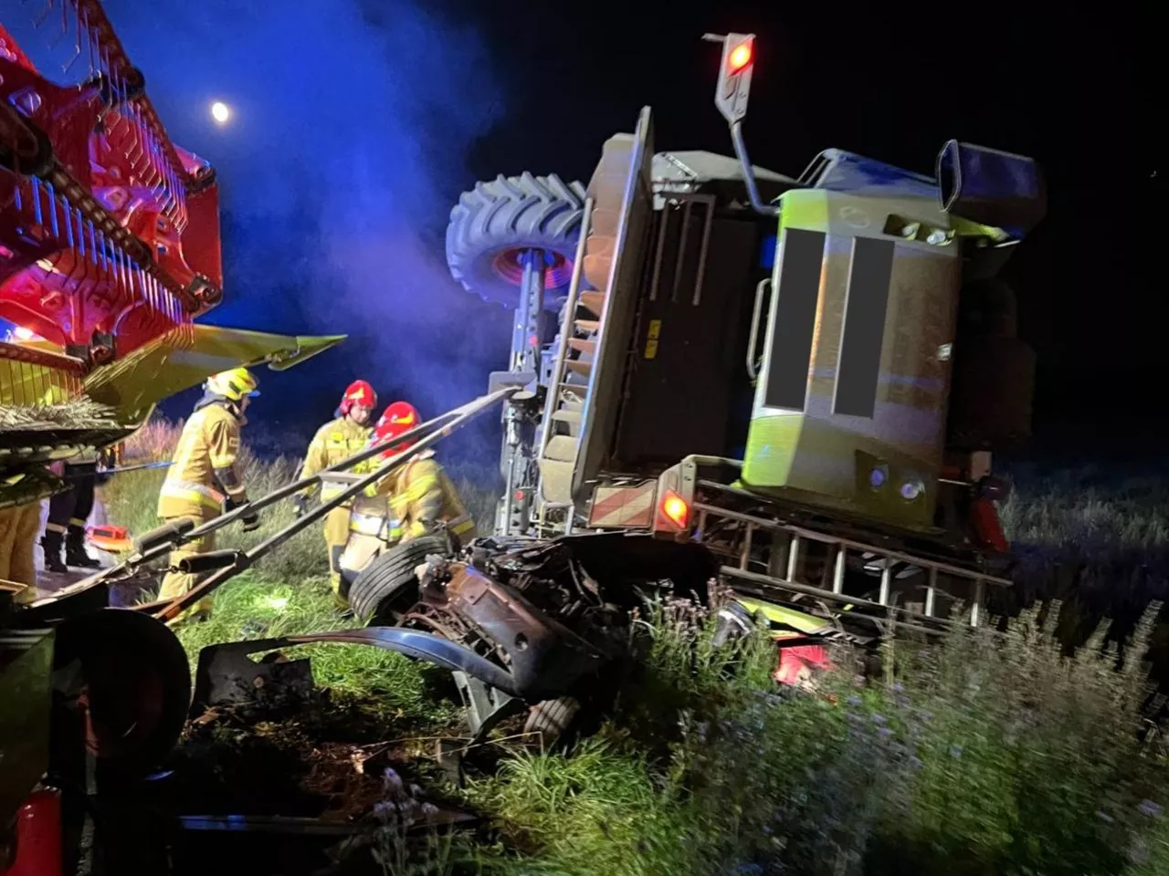 Kombajn przygniótł osobowe auto z kierowcą i pasażerem w środku