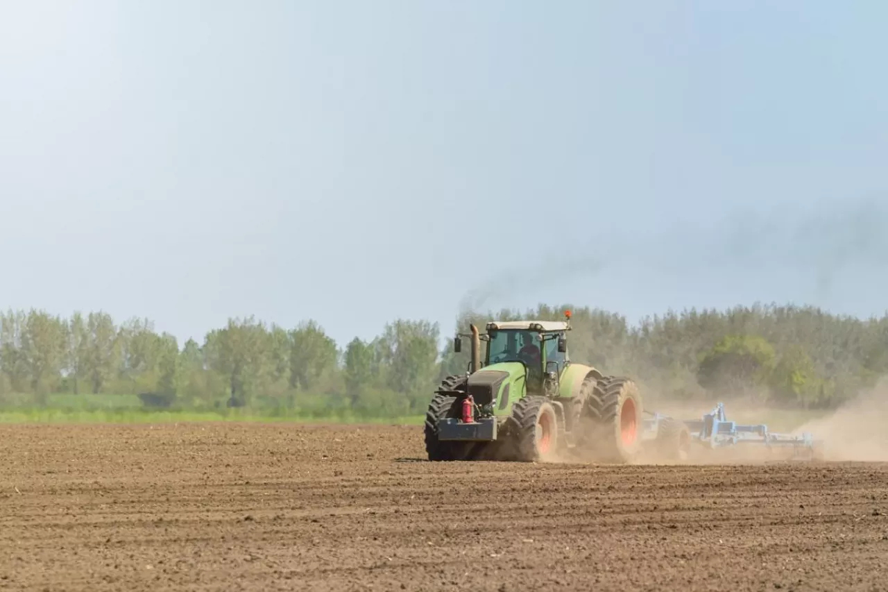 ciągnik, traktor, pole, uprawa, praca rolnicza, żniwa, dopłaty, aktywny rolnik