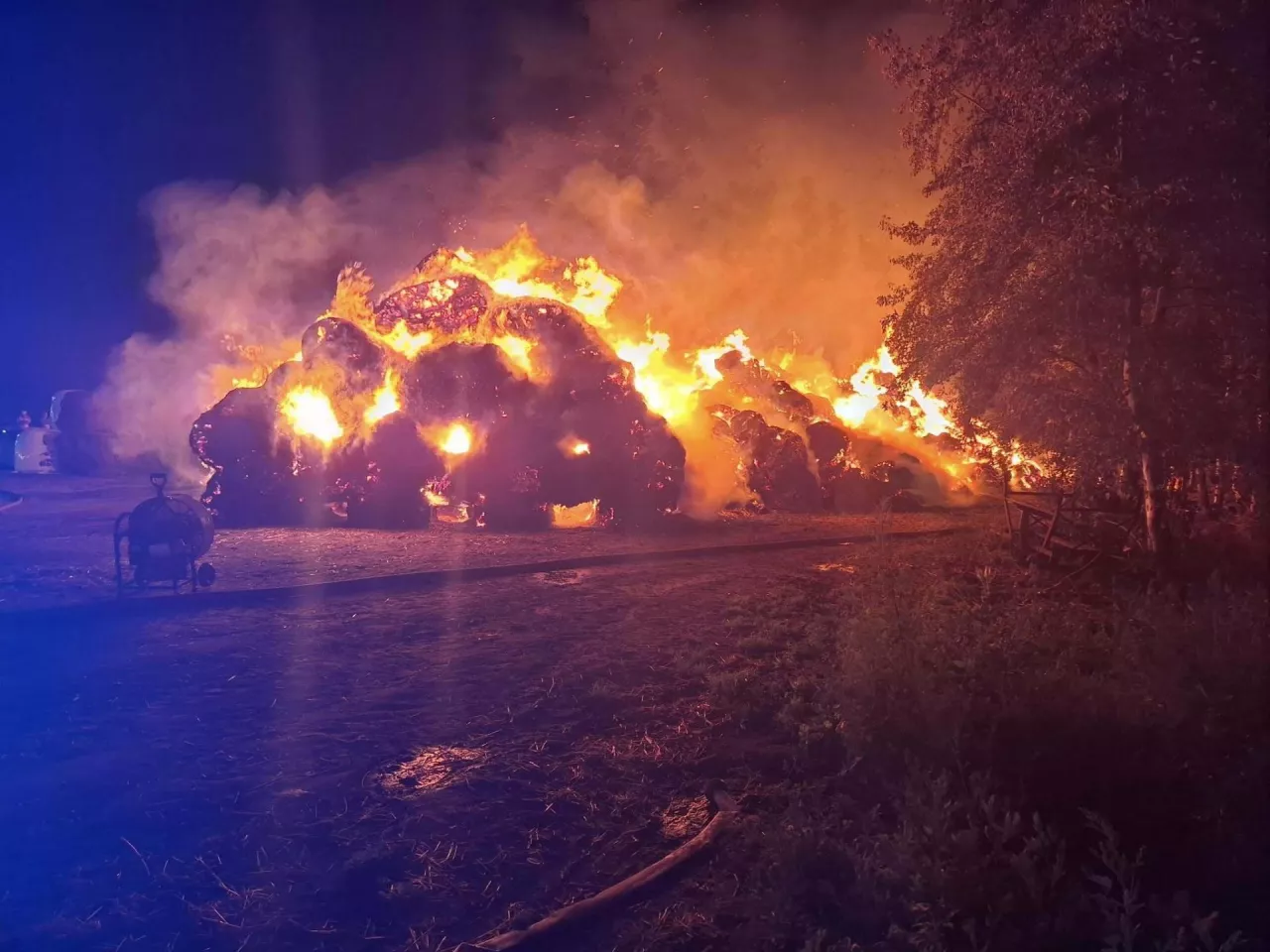 Rolnikowi spłoneły baloty.