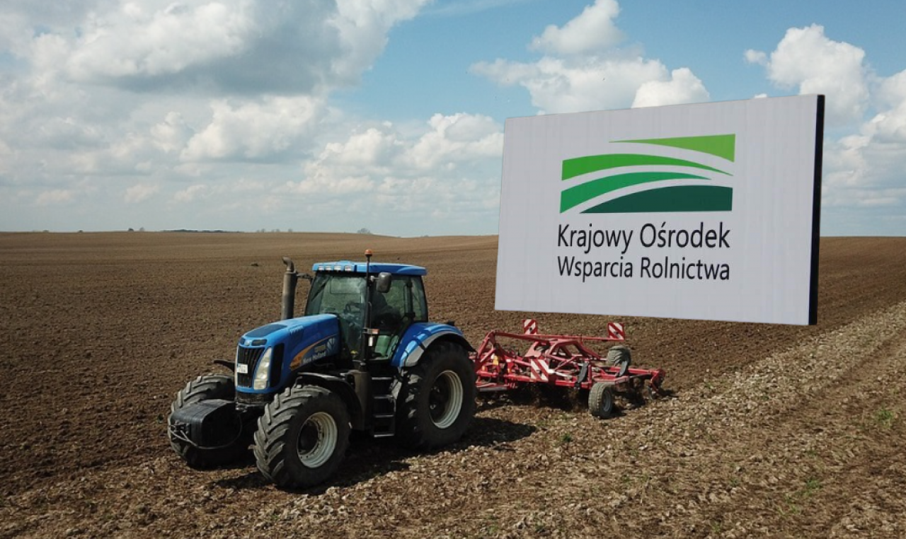 ciągnik na polu