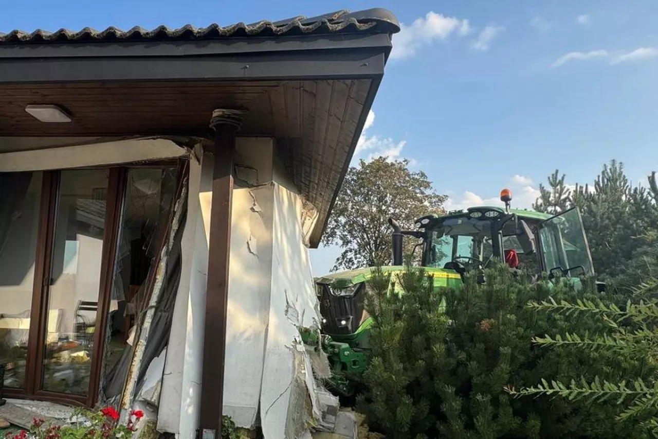 Ciągnik rolncizy wbity w budynek mieszkalny