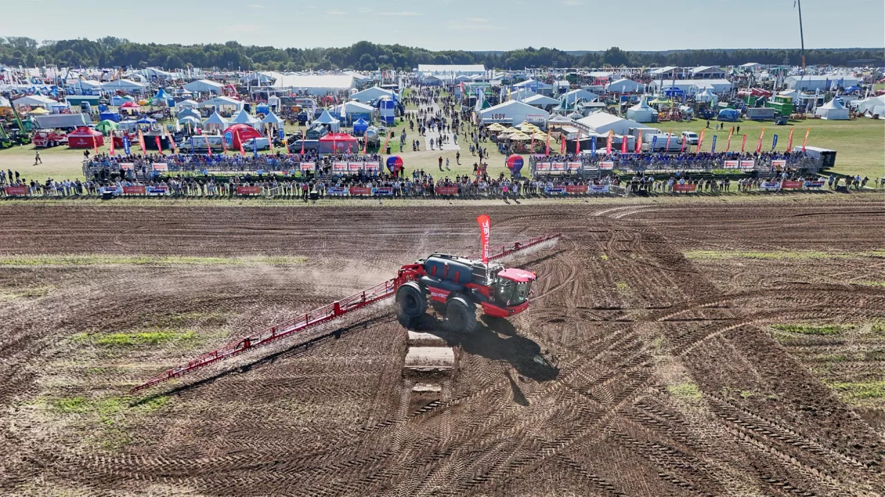 Agro Show towarzyszyły dynamiczne pokazy maszyn rolniczych podczas pracy na polach demonstracyjnych