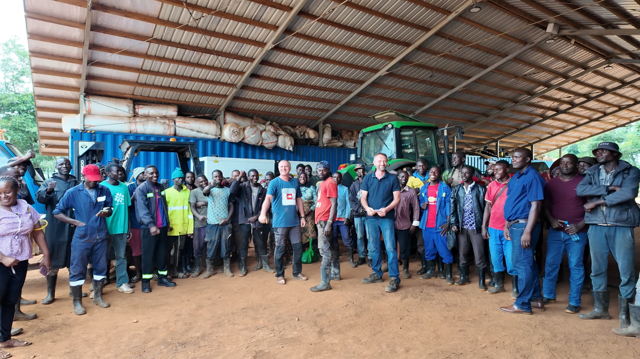 Marcin i Mariusz Baścik (od lewej strony) wraz ze swoimi pracownikami w gospodarstwie rolnym, które założyli w Zambii.