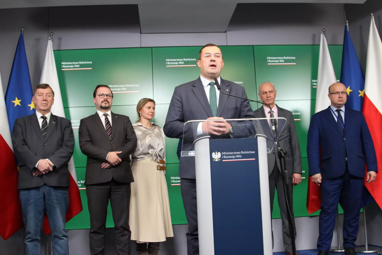 6 października w konferencji prasowej w gmachu MRiRW uczestniczyli przedstawiciele kluczowych instytucji podległych ministrowi rolnictwa