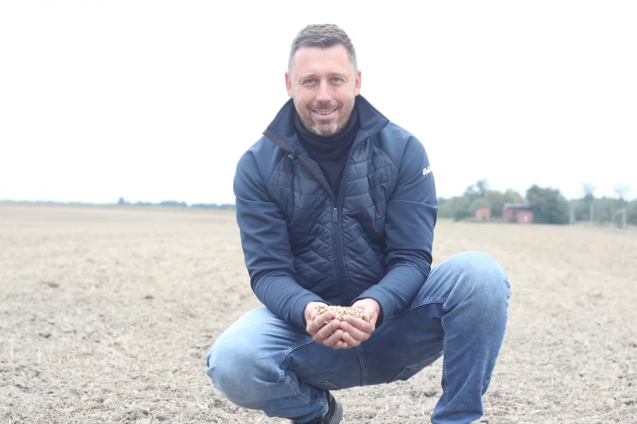 Bartłomiej Piskorski - rolnik z Kołodziejewa na Kujawach z pszenicą orkisz