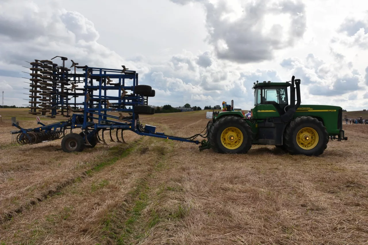 Agregat o szerokości roboczej 8 m i ciągnik o mocy 425 KM. Te potężne maszyny udało się pozyskać z rynku
wtórnego