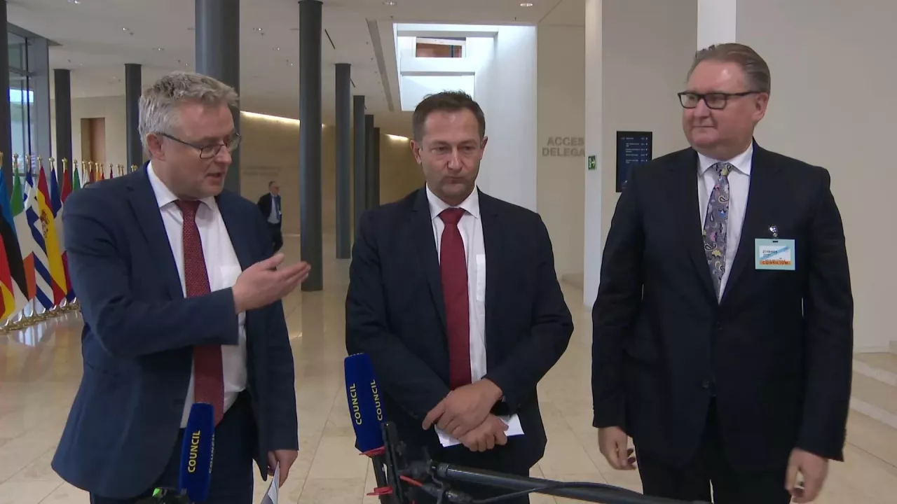 Jacob Jensen, minister ds. żywności, rolnictwa i rybołówstwa Danii; Taras Kaczka, wiceminister gospodarki i przedstawiciel ds. handlu Ukrainy; oraz Christophe Hansen, komisarz UE ds. rolnictwa i żywności, podczas wspólnego doorstepu przed posiedzeniem Rady UE ds. Rolnictwa i Rybołówstwa (AGRIFISH) w Luksemburgu, 27 października 2025 r.