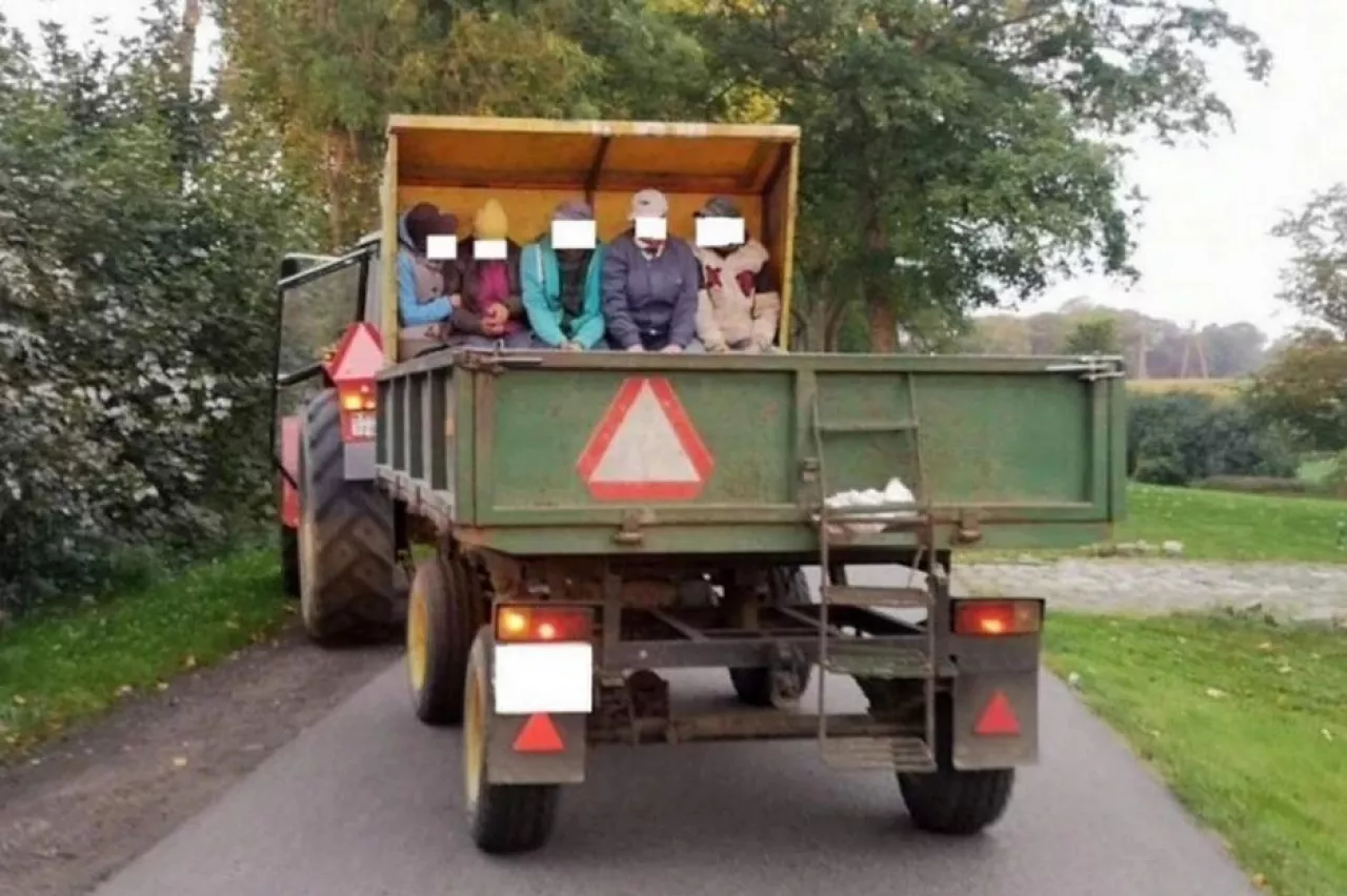 Rolniku, przewozisz ludzi na przyczepie? Od 2026 roku wysokie kary i utrata prawa jazdy