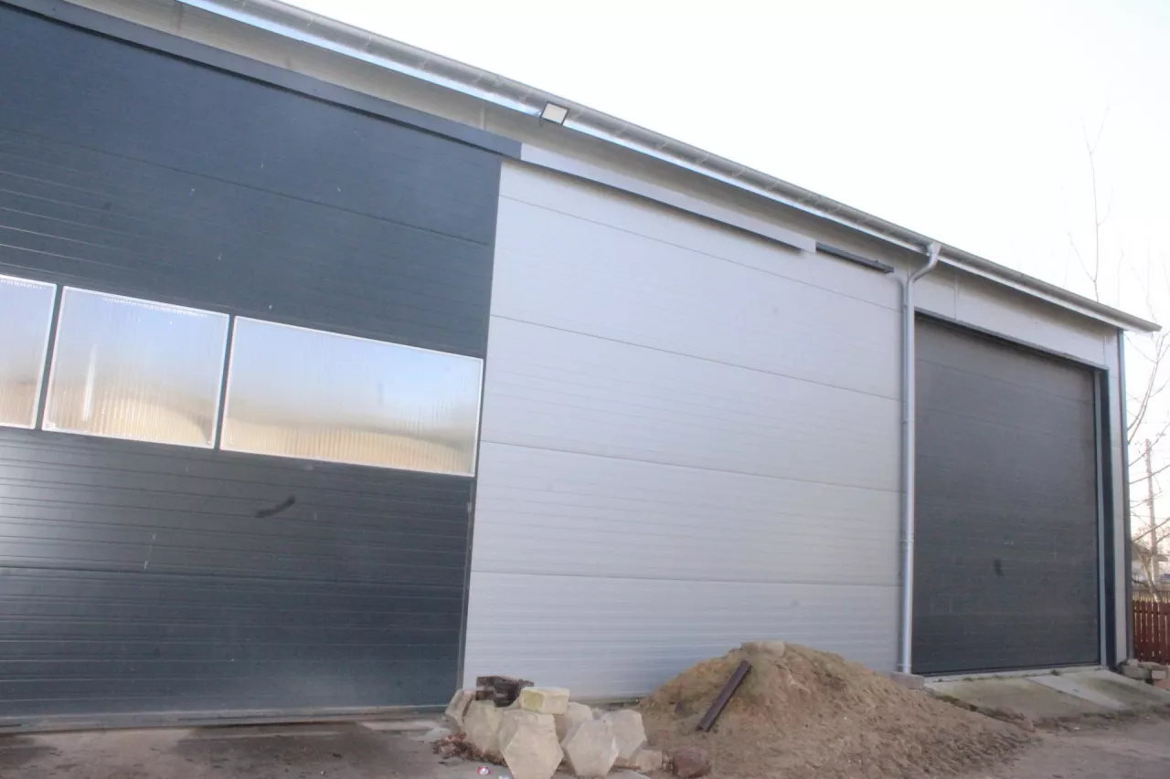 Niedawno gospodarz wybudował garaż na maszyny