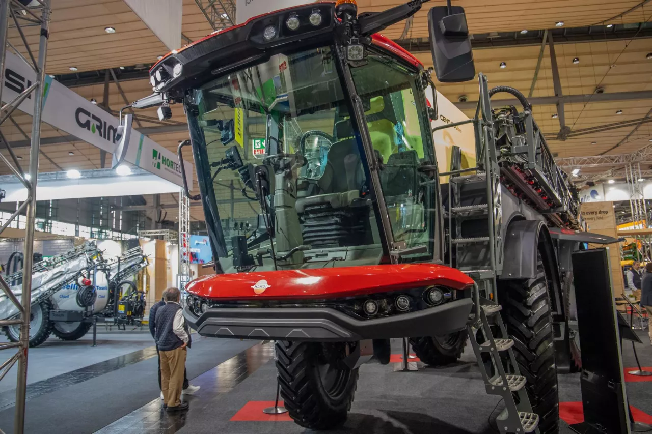 Przedni widok kabiny opryskiwacza Hardi Arex, pokazujący nowe umiejscowienie kabiny na samym przodzie maszyny.