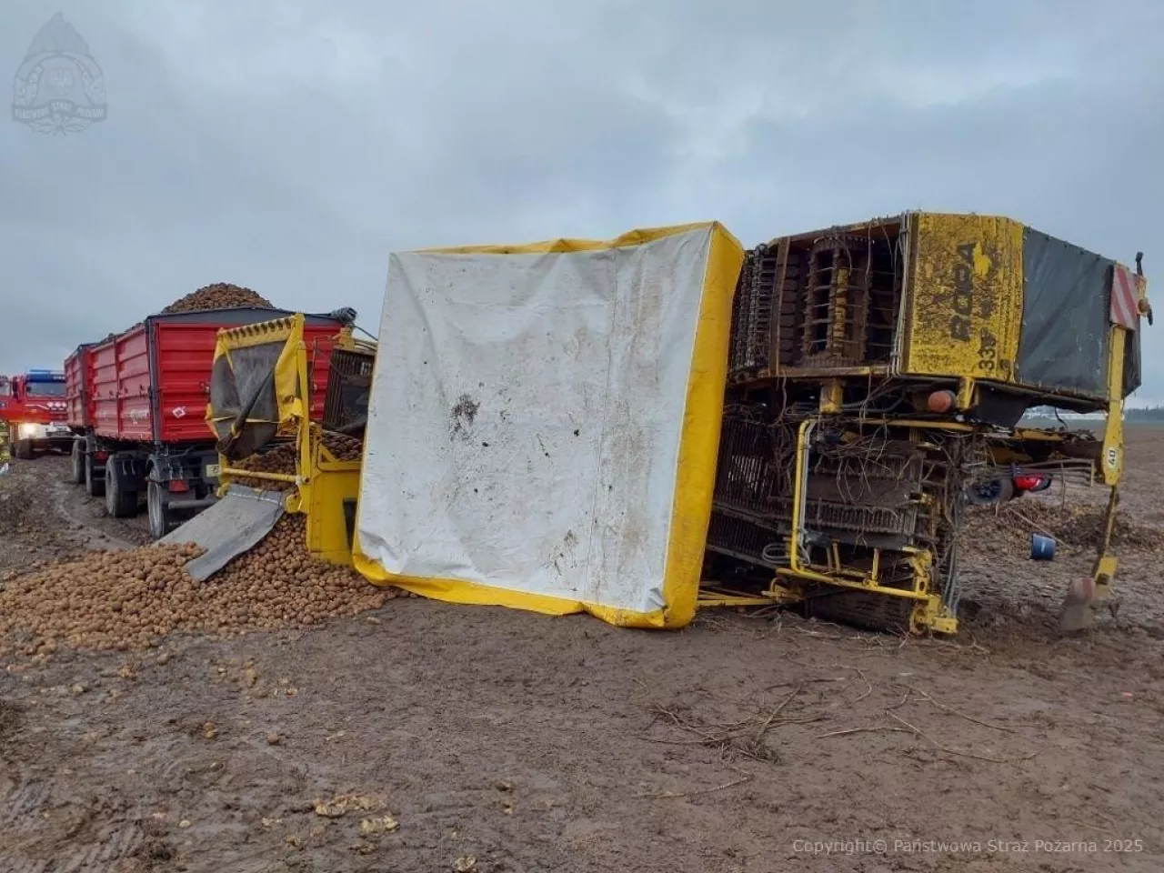 Kombajn do zbioru ziemniaków się wywrócił