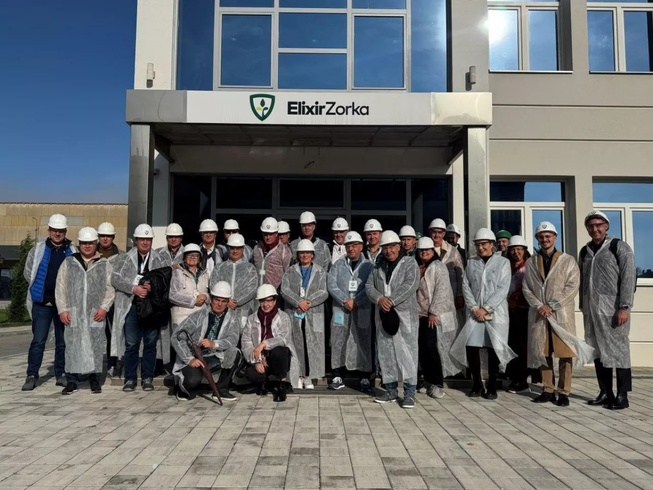 Polska grupa w trakcie zwiedzania fabryki nawozów Elixir Zorka